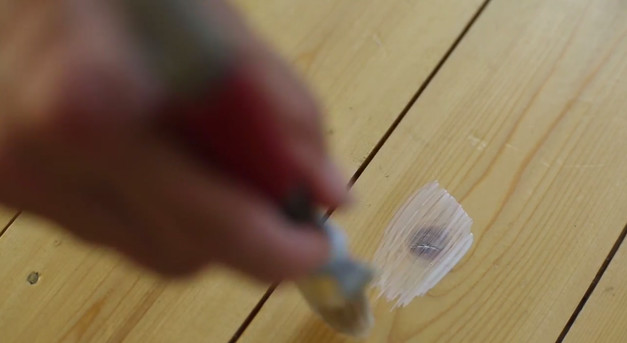 Måla kvistlack innan du målar på trägolv
